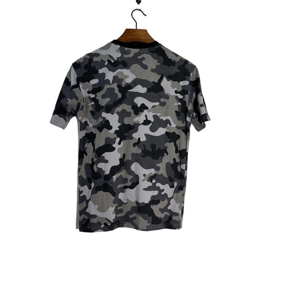Civilized Gray Camo Shark Short Sleeve T-Shirt Size Large Cotton Blend - Picture 2 of 6